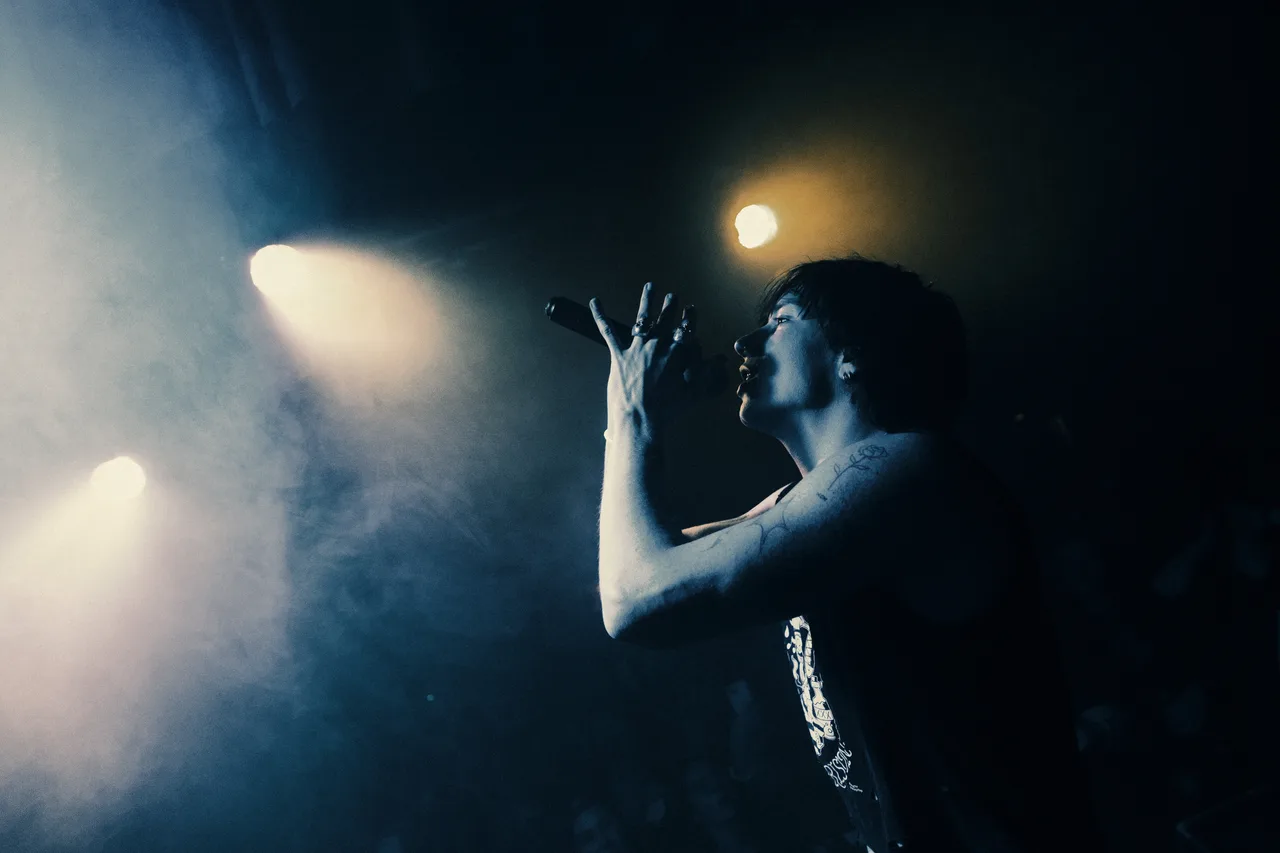 MOONKID ☾ zählt zu den spannendsten Newcomer-Stimmen im deutschsprachigen Emo-Pop